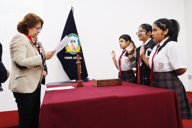 Juran jueces de paz escolar en Callao 4